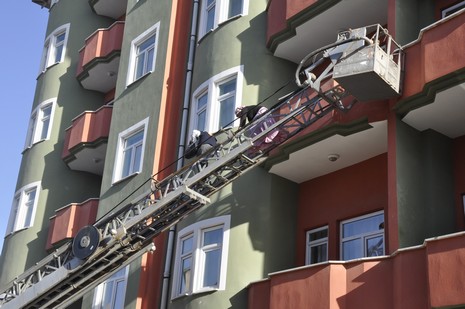 Yüksekova'da bir işyerinde çıkan yangın büyük paniğe neden oldu.