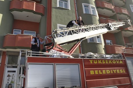 Yüksekova'da bir işyerinde çıkan yangın büyük paniğe neden oldu.