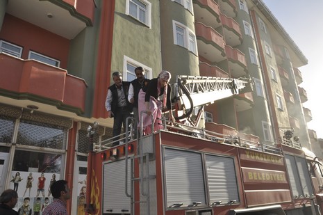 Yüksekova'da bir işyerinde çıkan yangın büyük paniğe neden oldu.