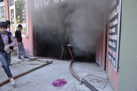 Yüksekova'da bir işyerinde çıkan yangın büyük paniğe neden oldu.