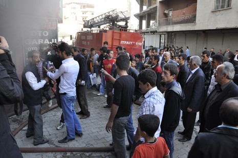 Yüksekova'da bir işyerinde çıkan yangın büyük paniğe neden oldu.