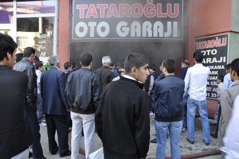 Yüksekova'da bir işyerinde çıkan yangın büyük paniğe neden oldu.