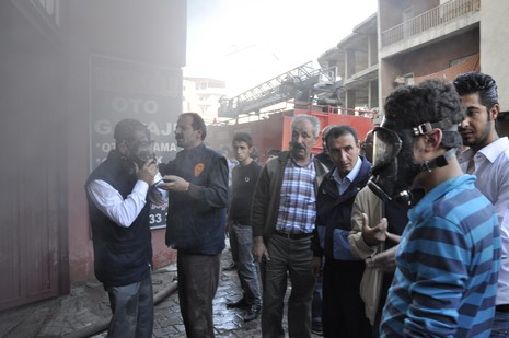 Yüksekova'da bir işyerinde çıkan yangın büyük paniğe neden oldu.