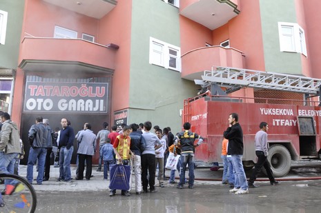 Yüksekova'da bir işyerinde çıkan yangın büyük paniğe neden oldu.