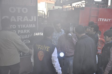 Yüksekova'da bir işyerinde çıkan yangın büyük paniğe neden oldu.