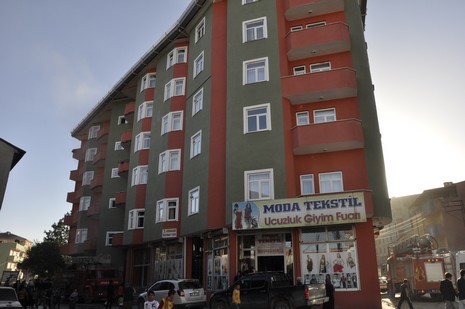 Yüksekova'da bir işyerinde çıkan yangın büyük paniğe neden oldu.