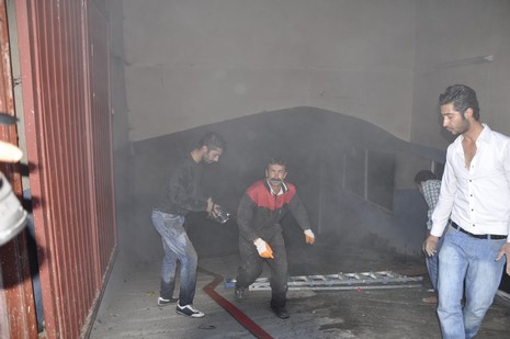 Yüksekova'da bir işyerinde çıkan yangın büyük paniğe neden oldu.