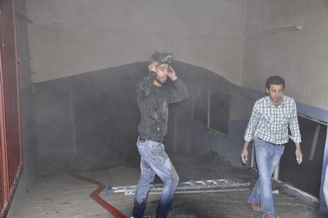 Yüksekova'da bir işyerinde çıkan yangın büyük paniğe neden oldu.