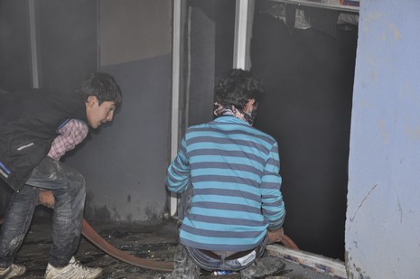 Yüksekova'da bir işyerinde çıkan yangın büyük paniğe neden oldu.