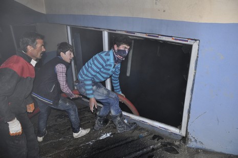 Yüksekova'da bir işyerinde çıkan yangın büyük paniğe neden oldu.