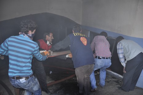 Yüksekova'da bir işyerinde çıkan yangın büyük paniğe neden oldu.