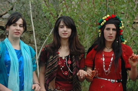 Şemdinli'de 16.17. Ekim 2010 tarihleri arasında evlenen çiftleri sizler için sayfamıza taşıdık. Yüksekova Güncel olarak tüm çiftlerimize mutluluklar dileriz