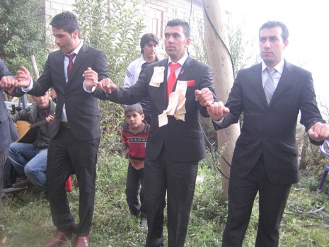 Şemdinli'de 16.17. Ekim 2010 tarihleri arasında evlenen çiftleri sizler için sayfamıza taşıdık. Yüksekova Güncel olarak tüm çiftlerimize mutluluklar dileriz