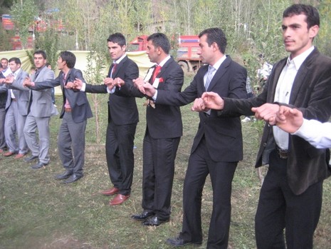 Şemdinli'de 16.17. Ekim 2010 tarihleri arasında evlenen çiftleri sizler için sayfamıza taşıdık. Yüksekova Güncel olarak tüm çiftlerimize mutluluklar dileriz