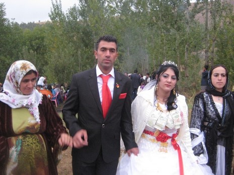 Şemdinli'de 16.17. Ekim 2010 tarihleri arasında evlenen çiftleri sizler için sayfamıza taşıdık. Yüksekova Güncel olarak tüm çiftlerimize mutluluklar dileriz