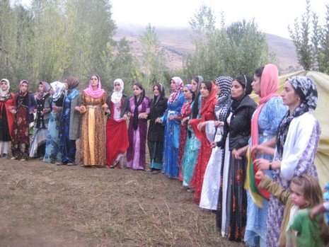 Şemdinli'de 16.17. Ekim 2010 tarihleri arasında evlenen çiftleri sizler için sayfamıza taşıdık. Yüksekova Güncel olarak tüm çiftlerimize mutluluklar dileriz