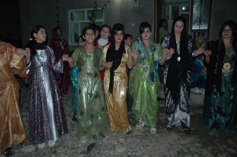 Şemdinli'de 16.17. Ekim 2010 tarihleri arasında evlenen çiftleri sizler için sayfamıza taşıdık. Yüksekova Güncel olarak tüm çiftlerimize mutluluklar dileriz