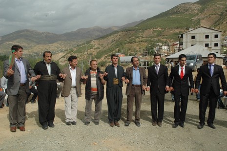 Şemdinli'de 16.17. Ekim 2010 tarihleri arasında evlenen çiftleri sizler için sayfamıza taşıdık. Yüksekova Güncel olarak tüm çiftlerimize mutluluklar dileriz