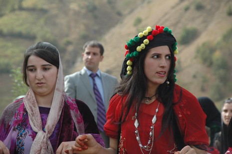 Şemdinli'de 16.17. Ekim 2010 tarihleri arasında evlenen çiftleri sizler için sayfamıza taşıdık. Yüksekova Güncel olarak tüm çiftlerimize mutluluklar dileriz