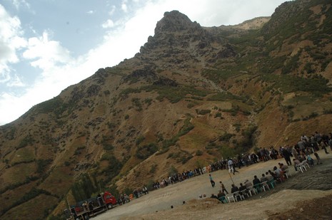 Şemdinli'de 16.17. Ekim 2010 tarihleri arasında evlenen çiftleri sizler için sayfamıza taşıdık. Yüksekova Güncel olarak tüm çiftlerimize mutluluklar dileriz