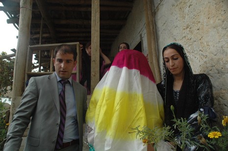 Şemdinli'de 16.17. Ekim 2010 tarihleri arasında evlenen çiftleri sizler için sayfamıza taşıdık. Yüksekova Güncel olarak tüm çiftlerimize mutluluklar dileriz