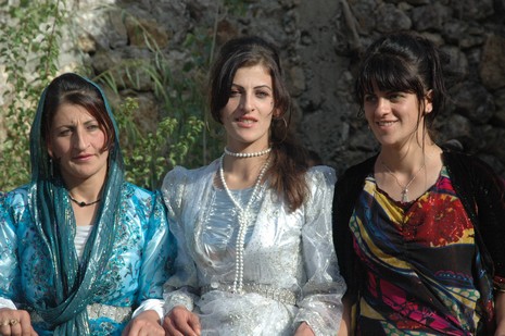 Şemdinli'de 16.17. Ekim 2010 tarihleri arasında evlenen çiftleri sizler için sayfamıza taşıdık. Yüksekova Güncel olarak tüm çiftlerimize mutluluklar dileriz