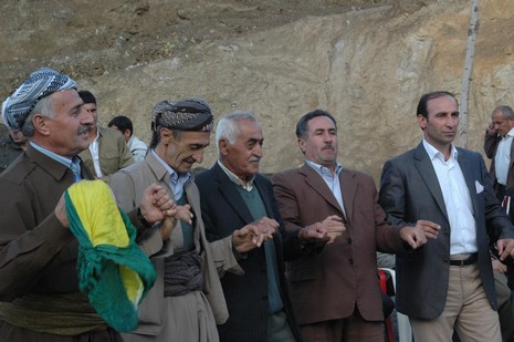 Şemdinli'de 16.17. Ekim 2010 tarihleri arasında evlenen çiftleri sizler için sayfamıza taşıdık. Yüksekova Güncel olarak tüm çiftlerimize mutluluklar dileriz