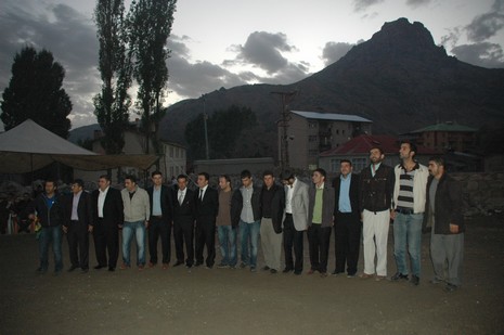 Şemdinli'de 16.17. Ekim 2010 tarihleri arasında evlenen çiftleri sizler için sayfamıza taşıdık. Yüksekova Güncel olarak tüm çiftlerimize mutluluklar dileriz