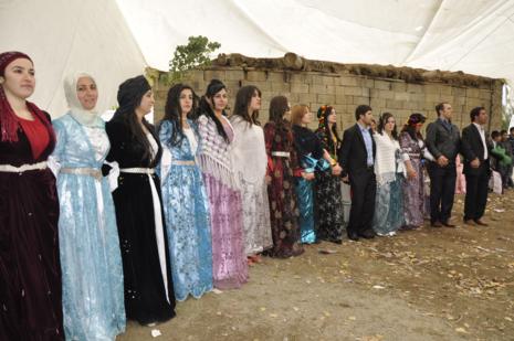 Yüksekova'da 30.31. Ekim 2010 tarihleri arasında evlenen çiftleri sizler için sayfamıza taşıdık. Yüksekova Güncel olarak tüm çiftlerimize mutluluklar dileriz