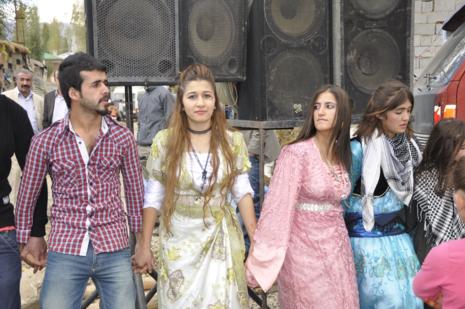 Yüksekova'da 30.31. Ekim 2010 tarihleri arasında evlenen çiftleri sizler için sayfamıza taşıdık. Yüksekova Güncel olarak tüm çiftlerimize mutluluklar dileriz