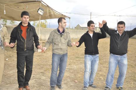 Yüksekova'da 30.31. Ekim 2010 tarihleri arasında evlenen çiftleri sizler için sayfamıza taşıdık. Yüksekova Güncel olarak tüm çiftlerimize mutluluklar dileriz