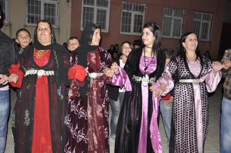 Yüksekova'da 30.31. Ekim 2010 tarihleri arasında evlenen çiftleri sizler için sayfamıza taşıdık. Yüksekova Güncel olarak tüm çiftlerimize mutluluklar dileriz