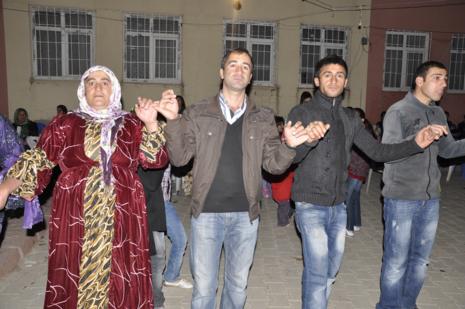 Yüksekova'da 30.31. Ekim 2010 tarihleri arasında evlenen çiftleri sizler için sayfamıza taşıdık. Yüksekova Güncel olarak tüm çiftlerimize mutluluklar dileriz