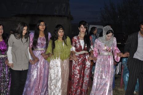 Yüksekova'da 30.31. Ekim 2010 tarihleri arasında evlenen çiftleri sizler için sayfamıza taşıdık. Yüksekova Güncel olarak tüm çiftlerimize mutluluklar dileriz