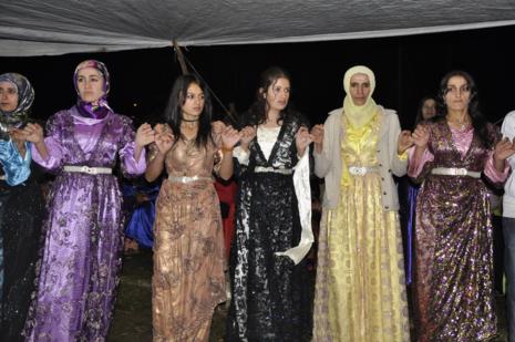 Yüksekova'da 30.31. Ekim 2010 tarihleri arasında evlenen çiftleri sizler için sayfamıza taşıdık. Yüksekova Güncel olarak tüm çiftlerimize mutluluklar dileriz