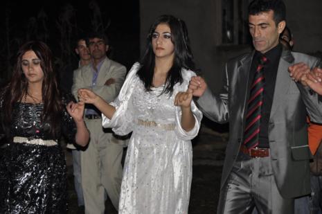 Yüksekova'da 30.31. Ekim 2010 tarihleri arasında evlenen çiftleri sizler için sayfamıza taşıdık. Yüksekova Güncel olarak tüm çiftlerimize mutluluklar dileriz