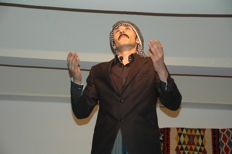 Şemdinlide Halk Eğitim Merkezi bünyesinde İlçe Halk Eğitim Merkezinin konferans Salonunda verilen tiyatro seyircileri güldürdü.