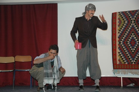 Şemdinlide Halk Eğitim Merkezi bünyesinde İlçe Halk Eğitim Merkezinin konferans Salonunda verilen tiyatro seyircileri güldürdü.