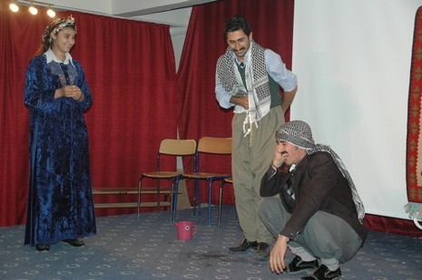 Şemdinlide Halk Eğitim Merkezi bünyesinde İlçe Halk Eğitim Merkezinin konferans Salonunda verilen tiyatro seyircileri güldürdü.