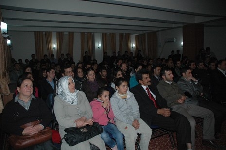 Şemdinlide Halk Eğitim Merkezi bünyesinde İlçe Halk Eğitim Merkezinin konferans Salonunda verilen tiyatro seyircileri güldürdü.