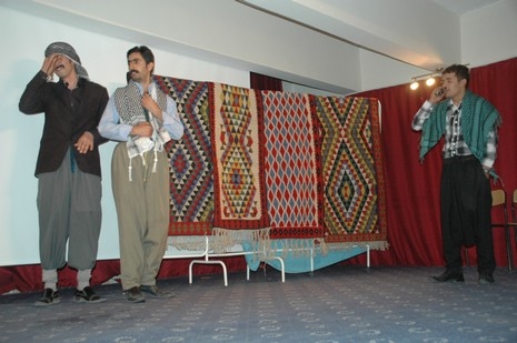 Şemdinlide Halk Eğitim Merkezi bünyesinde İlçe Halk Eğitim Merkezinin konferans Salonunda verilen tiyatro seyircileri güldürdü.