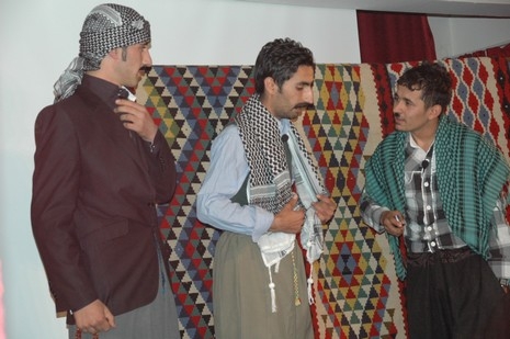 Şemdinlide Halk Eğitim Merkezi bünyesinde İlçe Halk Eğitim Merkezinin konferans Salonunda verilen tiyatro seyircileri güldürdü.