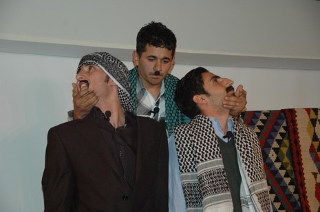 Şemdinlide Halk Eğitim Merkezi bünyesinde İlçe Halk Eğitim Merkezinin konferans Salonunda verilen tiyatro seyircileri güldürdü.