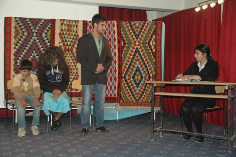 Şemdinlide Halk Eğitim Merkezi bünyesinde İlçe Halk Eğitim Merkezinin konferans Salonunda verilen tiyatro seyircileri güldürdü.