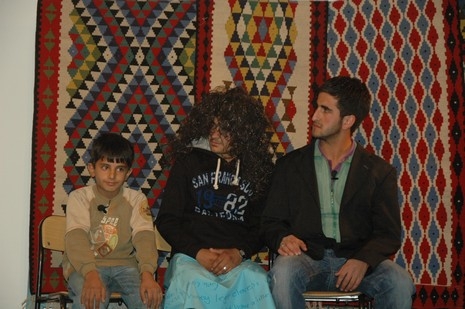 Şemdinlide Halk Eğitim Merkezi bünyesinde İlçe Halk Eğitim Merkezinin konferans Salonunda verilen tiyatro seyircileri güldürdü.