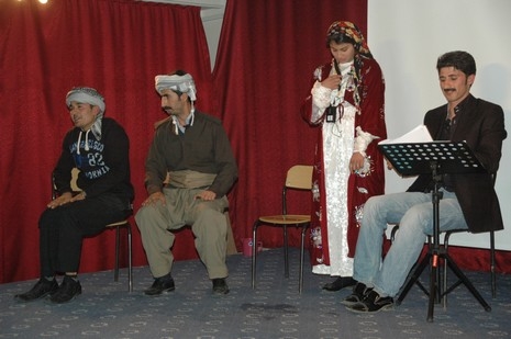 Şemdinlide Halk Eğitim Merkezi bünyesinde İlçe Halk Eğitim Merkezinin konferans Salonunda verilen tiyatro seyircileri güldürdü.