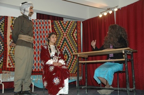 Şemdinlide Halk Eğitim Merkezi bünyesinde İlçe Halk Eğitim Merkezinin konferans Salonunda verilen tiyatro seyircileri güldürdü.