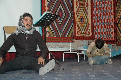 Şemdinlide Halk Eğitim Merkezi bünyesinde İlçe Halk Eğitim Merkezinin konferans Salonunda verilen tiyatro seyircileri güldürdü.