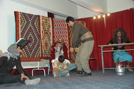 Şemdinlide Halk Eğitim Merkezi bünyesinde İlçe Halk Eğitim Merkezinin konferans Salonunda verilen tiyatro seyircileri güldürdü.