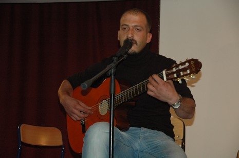 Şemdinlide Halk Eğitim Merkezi bünyesinde İlçe Halk Eğitim Merkezinin konferans Salonunda verilen tiyatro seyircileri güldürdü.